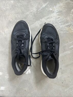 Women’s  Black Casual Sneakers with Cushioned Sole